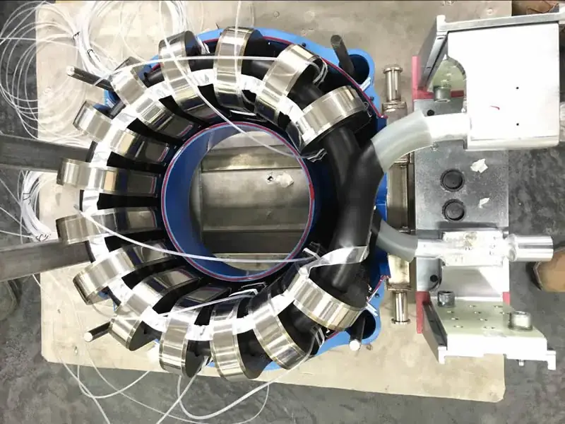 Fiber optic temperature probes installed around a generator stator winding assembly