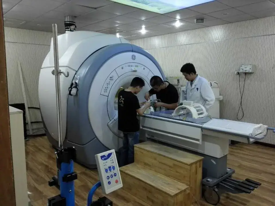 Fiber optic temperature measurement equipment used for an MRI application arrangement