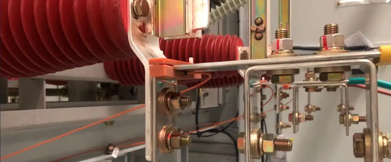Switchgear busbar connection monitoring